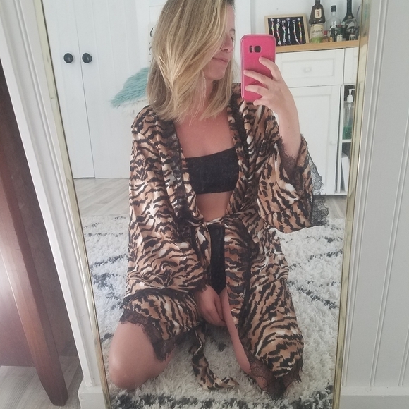 VENUS Other - Venus Tiger print robe